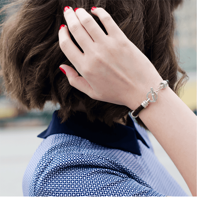 Кожаный браслет "Тогл" с серебряными вставками t0031 от ювелирного магазина Оникс - 1