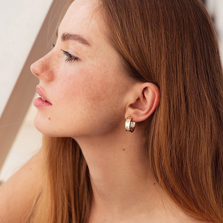 Сережки - кільця "Конюшина" в жовтому золоті (фіаніти) с08888 від ювелірного магазину Онікс - 1