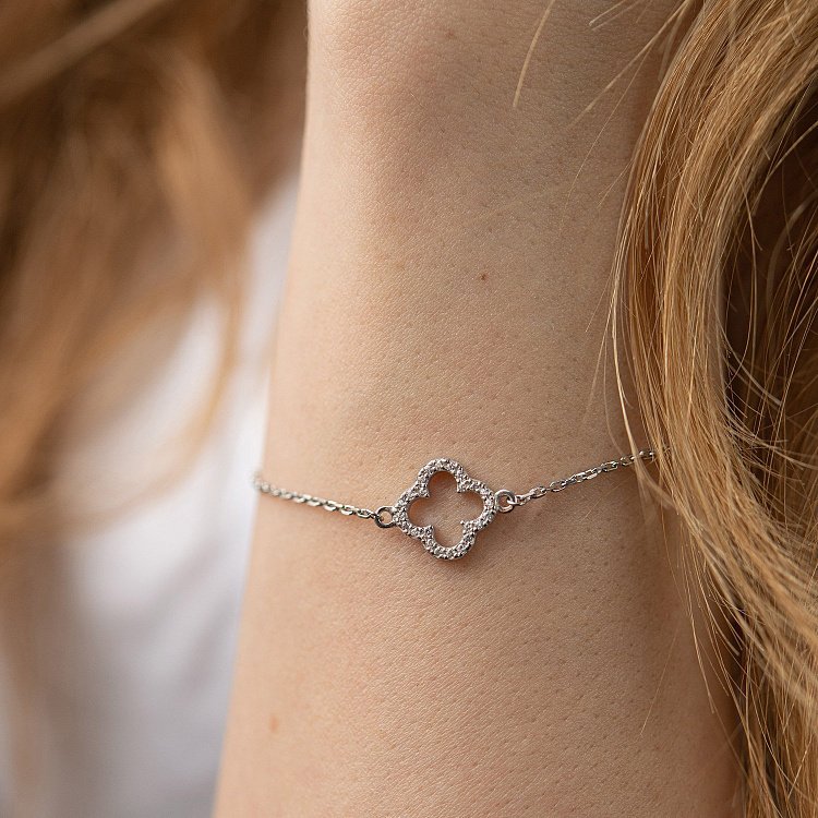 Срібний браслет "Конюшина" з фіанітами OR008201 від ювелірного магазину Онікс - 2