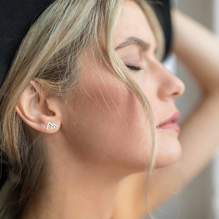 Сережки - пусети "Гори" в сріблі 122915 від ювелірного магазину Онікс - 3