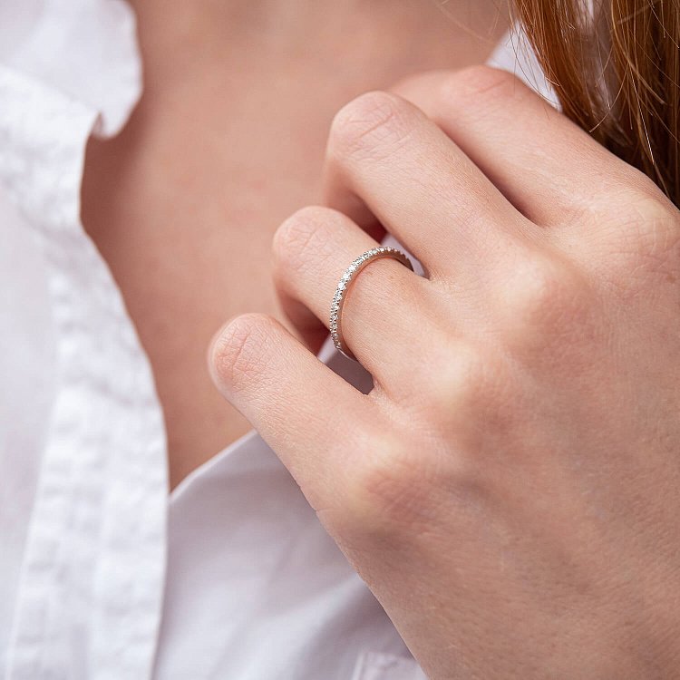 Золота каблучка доріжка з діамантами і сапфіром 101-10111б від ювелірного магазину Онікс - 1