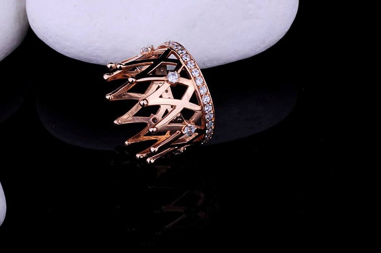 Золотое кольцо "Корона" с фианитами 14030028 от ювелирного магазина Оникс - 1