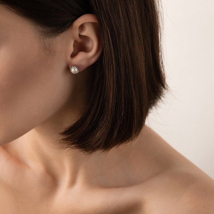 Серебряные серьги - пусеты с жемчугом 123066 от ювелирного магазина Оникс - 4