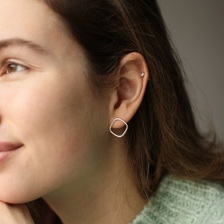 Срібні сережки - пусети "Особливі" 122570 від ювелірного магазину Онікс - 5