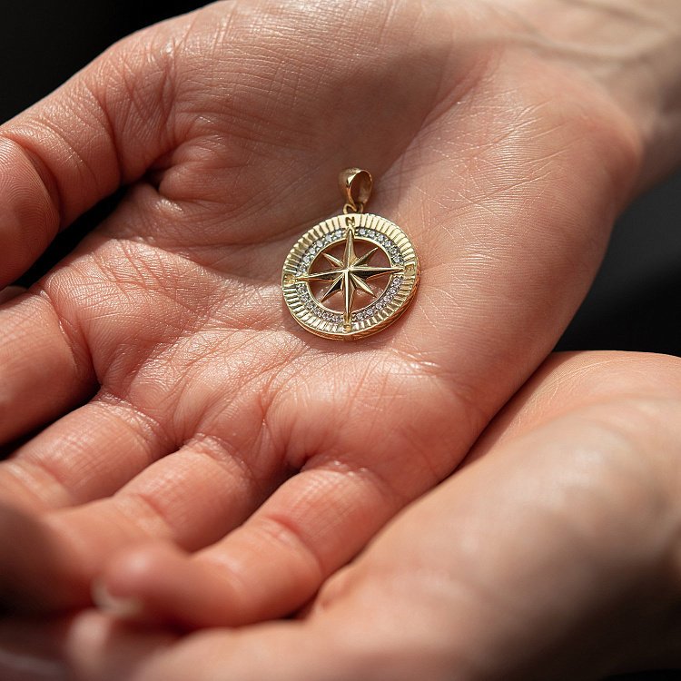 Кулон "Роза ветров" в желтом золоте п03331 от ювелирного магазина Оникс - 1