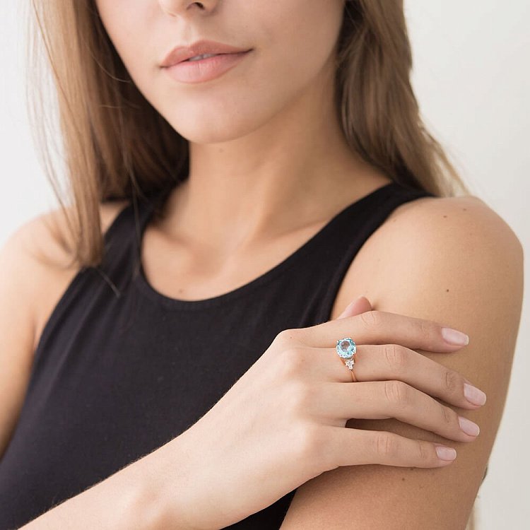 Золотое кольцо с голубым топазом и фианитами к03057 от ювелирного магазина Оникс - 1