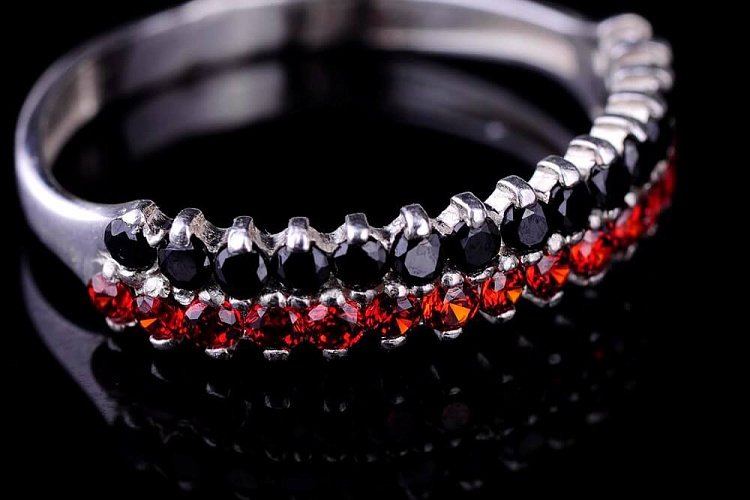 Серебряное кольцо с фианитами 111572 от ювелирного магазина Оникс - 2