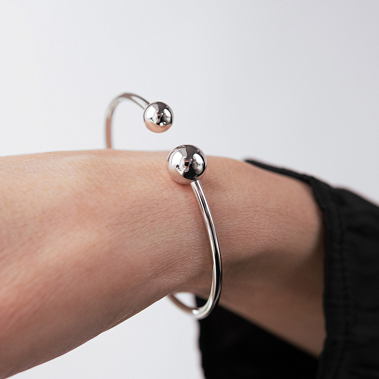 Жесткий браслет "Шарики" в белом золоте б05509 от ювелирного магазина Оникс - 3