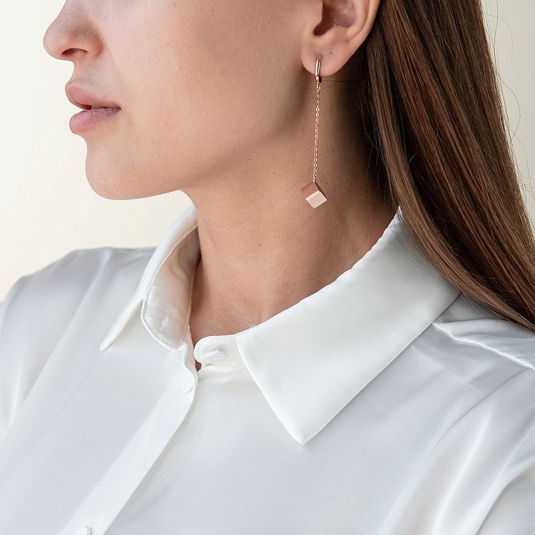 Золотые серьги с кубиками 470061 от ювелирного магазина Оникс - 1