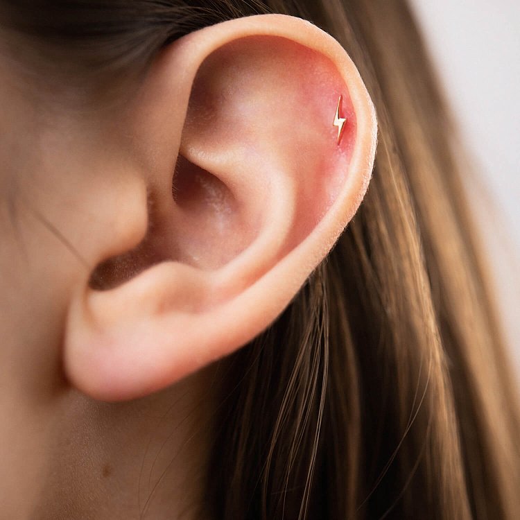 Одиночна сережка "Блискавка" в хрящ вушка (червоне золото) с08218 від ювелірного магазину Онікс - 4