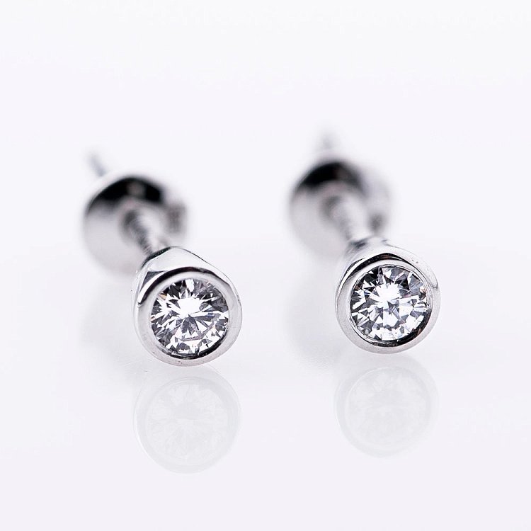 Золотые серьги-гвоздики с бриллиантами е0687б от ювелирного магазина Оникс