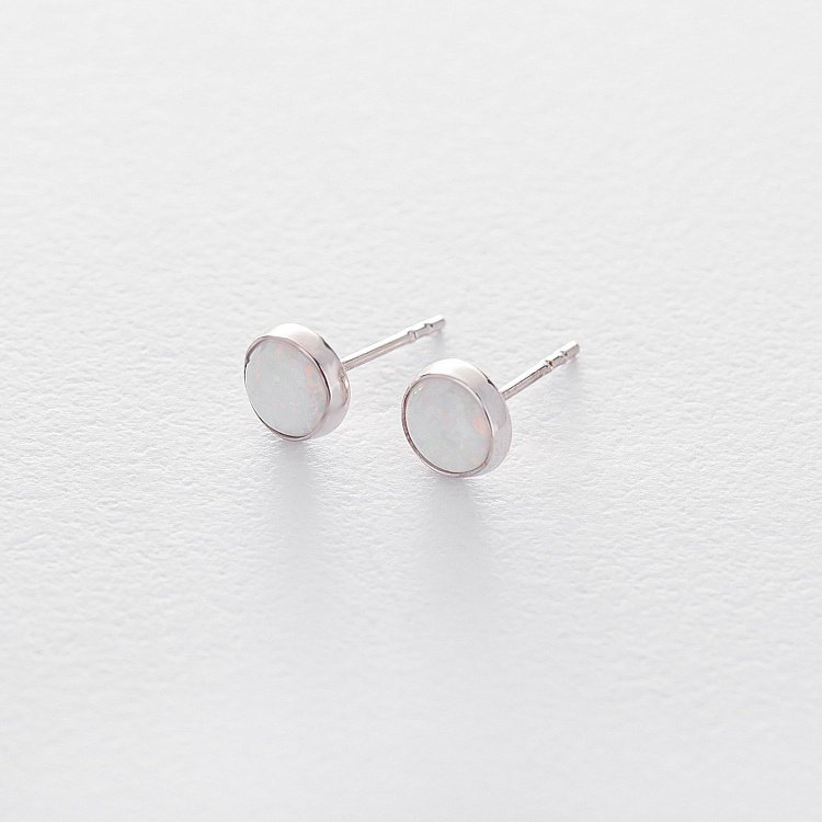 Золотые серьги-пусеты "Сияние" (синт. опал) 5 мм с05476 от ювелирного магазина Оникс