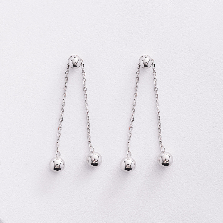Серьги - пусеты с шариками на цепочке (белое золото) 580142в от ювелирного магазина Оникс - 1