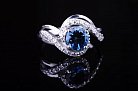 Женское кольцо с "Лондон голубым" топазом 111483 от ювелирного магазина Оникс - 1