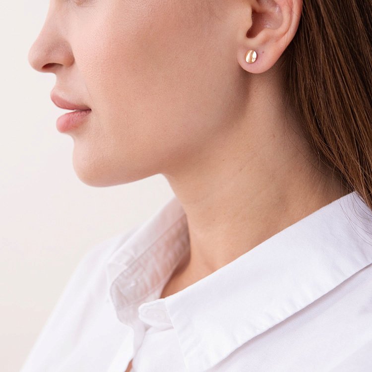 Золотые серьги-гвоздики без камней с06048 от ювелирного магазина Оникс - 2