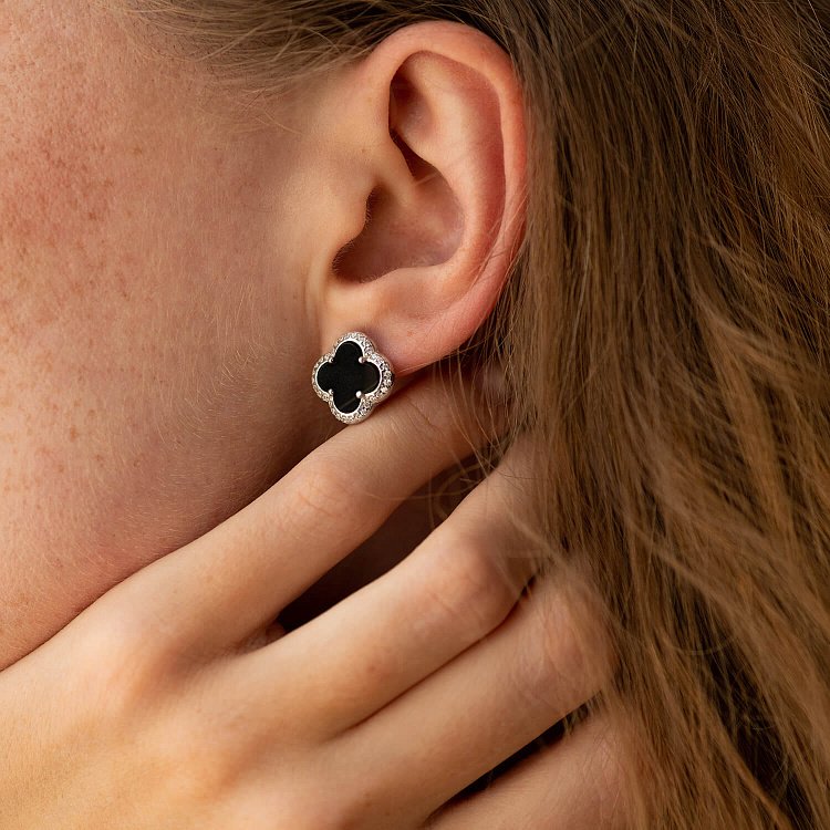 Серебряные серьги - пусеты "Клевер" (оникс, фианиты) 158/1о от ювелирного магазина Оникс - 4