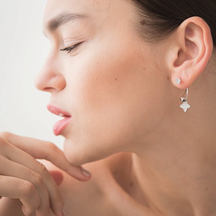 Срібні сережки з фіанітами 121750 від ювелірного магазину Онікс - 1