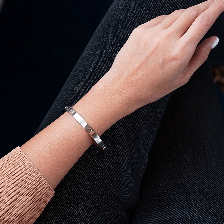 Жорсткий браслет "Love" з білого золота (0.6 см) б03336 від ювелірного магазину Онікс - 1