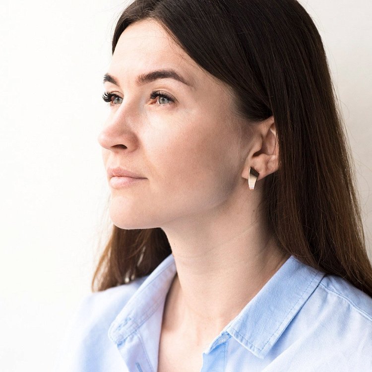 Золотые серьги без камней с05345 от ювелирного магазина Оникс - 2