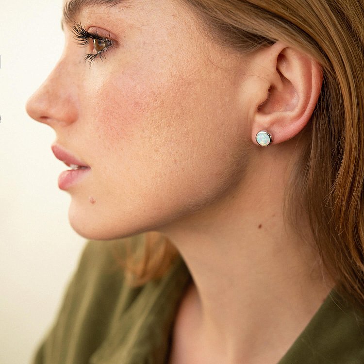 Золотые серьги-пусеты "Сияние" (синт. опал) 8 мм с07435 от ювелирного магазина Оникс - 1