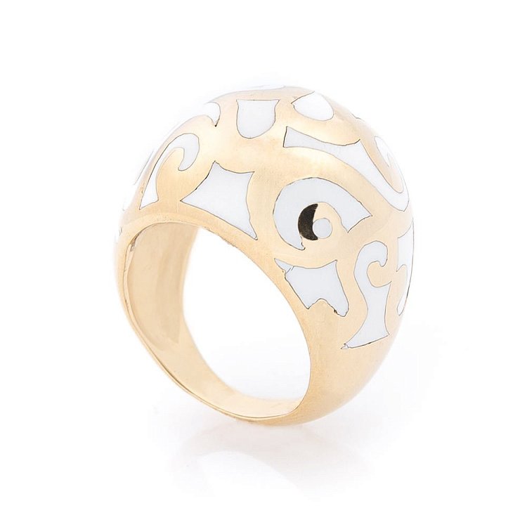 Ажурна золота каблучка (емаль) к00700 від ювелірного магазину Онікс