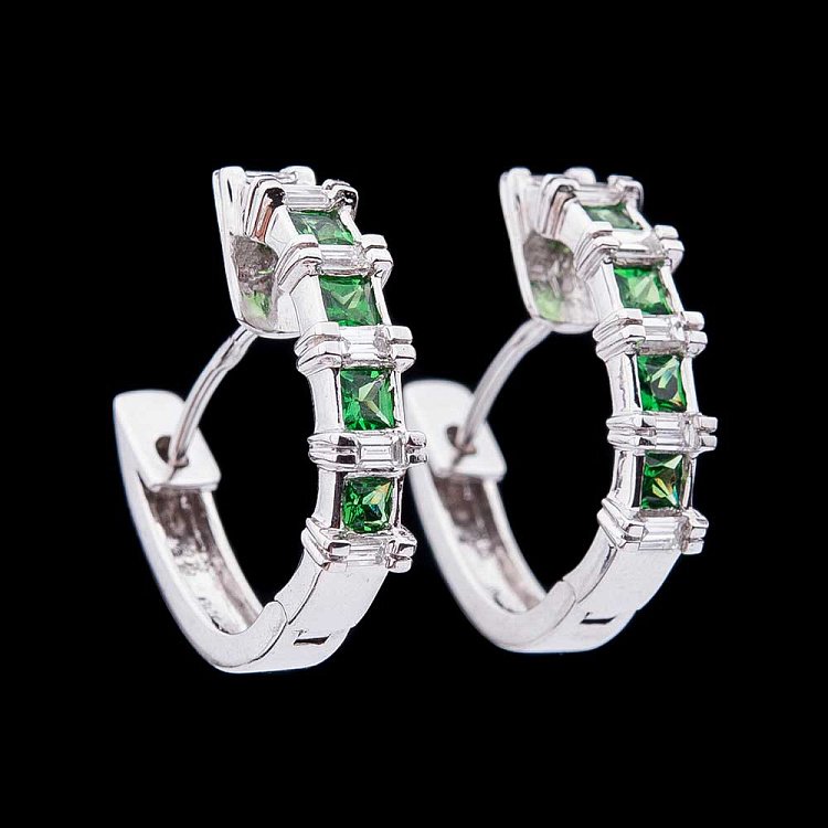 Золотые серьги "Кольца" с бриллиантами и хризолитами с644 от ювелирного магазина Оникс