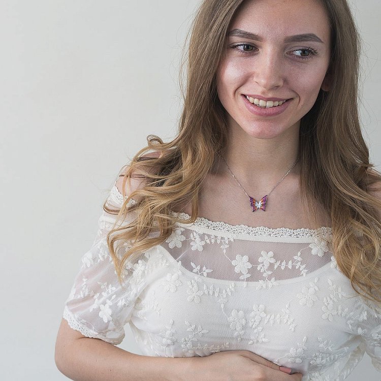 Серебряное колье Бабочка с цветными фианитами 18534 от ювелирного магазина Оникс