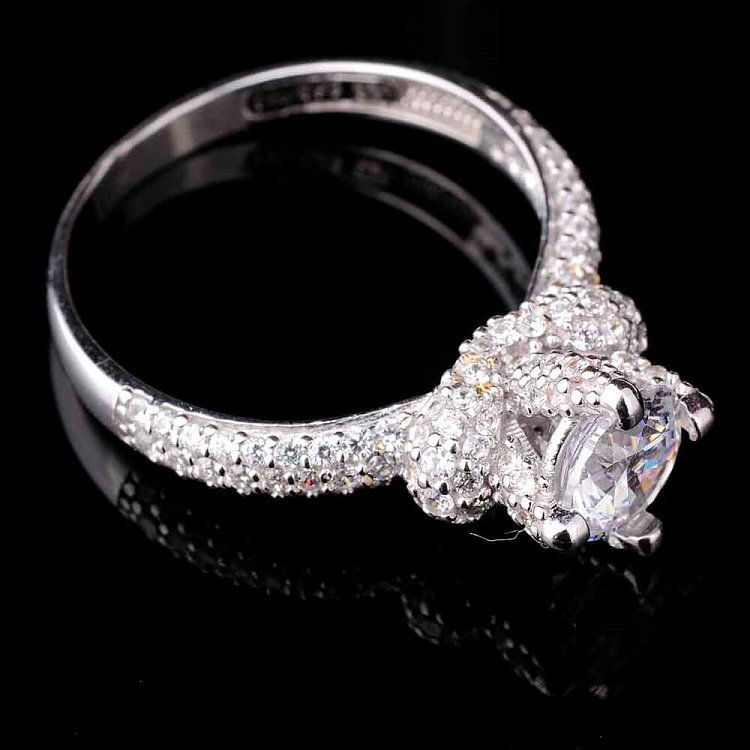 Золота каблучка з білого золота (фіаніти) к02027 від ювелірного магазину Онікс - 1