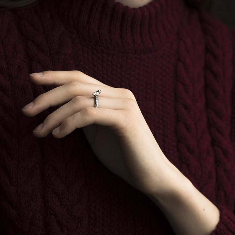 Серебряное кольцо "Птица на веточке" с чернением 112129 от ювелирного магазина Оникс - 2