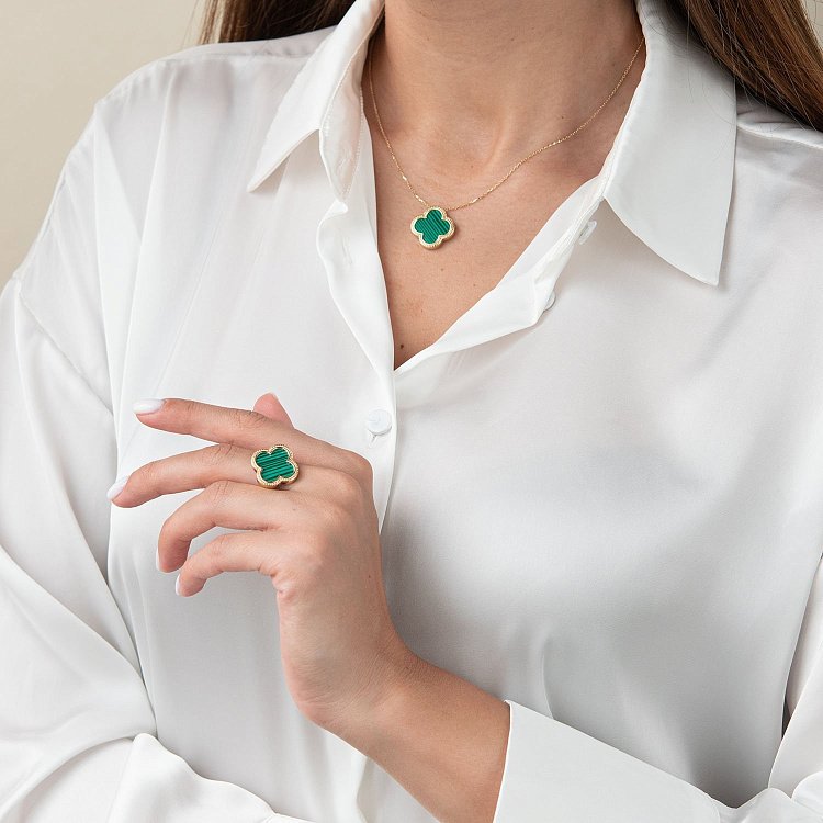 Золотое кольцо "Клевер" с малахитом к06749 от ювелирного магазина Оникс - 2