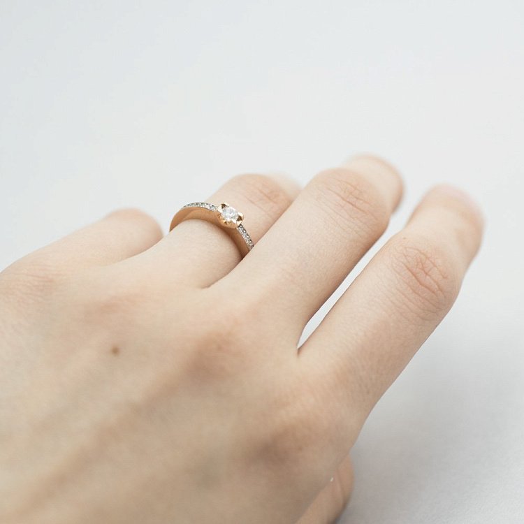 Золота заручальна каблучка з фіанітами к03840 - 1 Золота заручальна каблучка з фіанітами к03840 від ювелірного магазину Онікс - 1