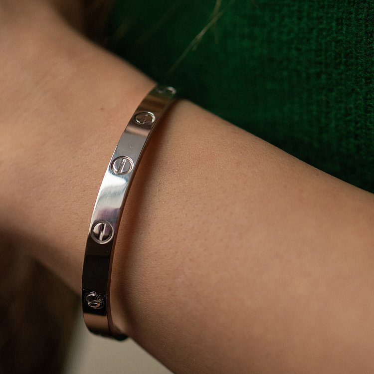 Жорсткий браслет "Love" у білому золоті б05459 від ювелірного магазину Онікс - 1