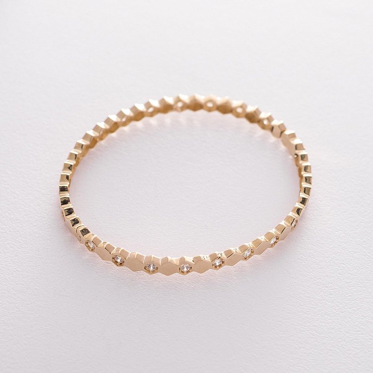 Жесткий золотой браслет с фианитами б04189 от ювелирного магазина Оникс