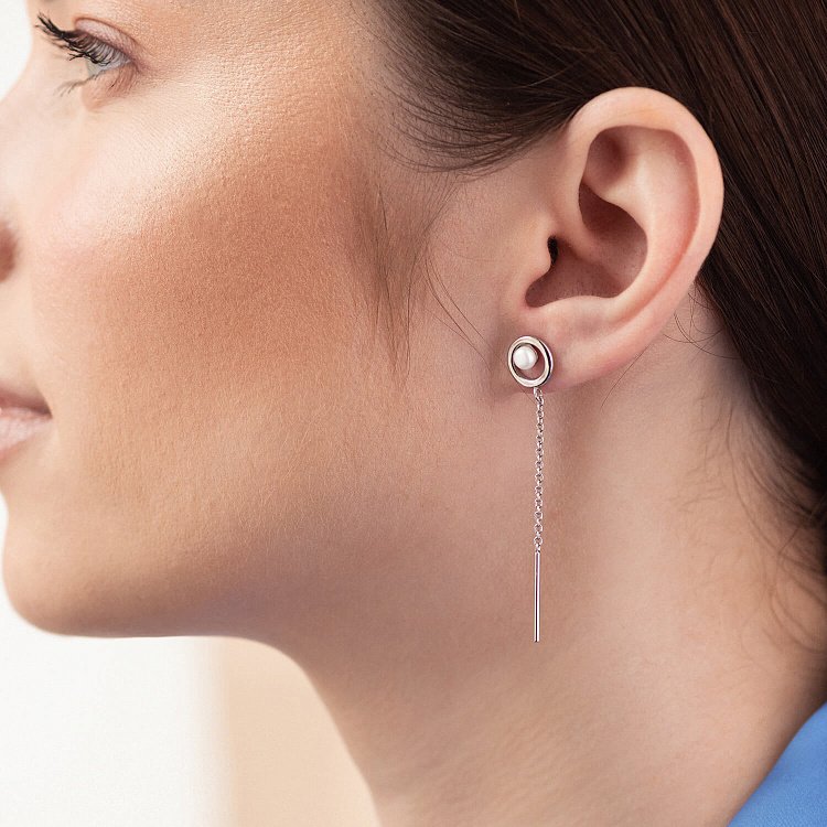 Срібні сережки - пусети з ланцюжками і перлами 40017 від ювелірного магазину Онікс - 1