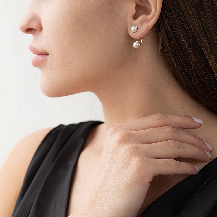 Серебряные серьги - пусеты с жемчугом 122656 от ювелирного магазина Оникс