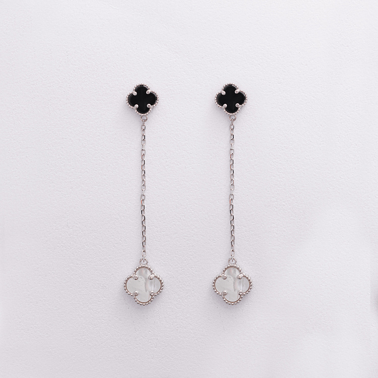 Серебряные серьги "Клевер на цепочке" (оникс, перламутр) 123513 от ювелирного магазина Оникс