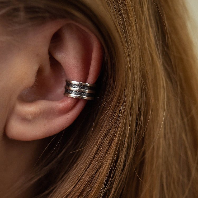 Серебряная серьга - каффа "Линии" 123108 от ювелирного магазина Оникс - 4