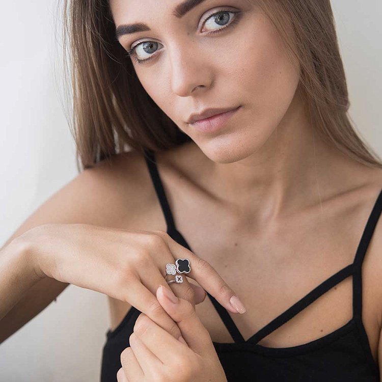Серебряное кольцо "Клевер" с ониксом и  фианитами 111771 от ювелирного магазина Оникс - 3
