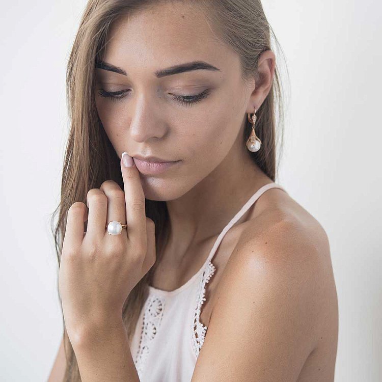 Золотые серьги с искусственным жемчугом и фианитами с03184 от ювелирного магазина Оникс - 4