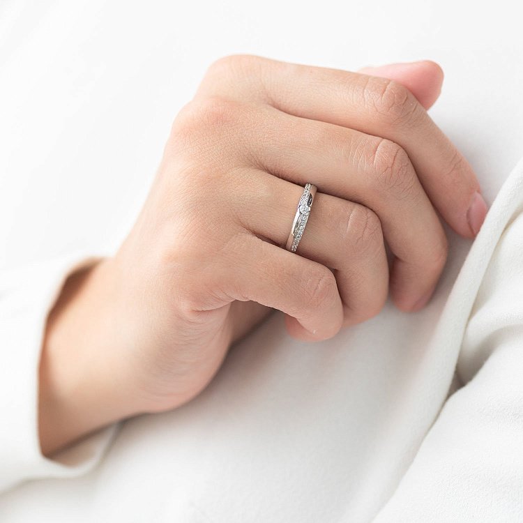 Золота каблучка з фіанітами к06160 від ювелірного магазину Онікс - 2