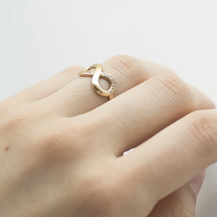 Золотое кольцо "Бесконечность" с фианитами к05790 от ювелирного магазина Оникс - 5