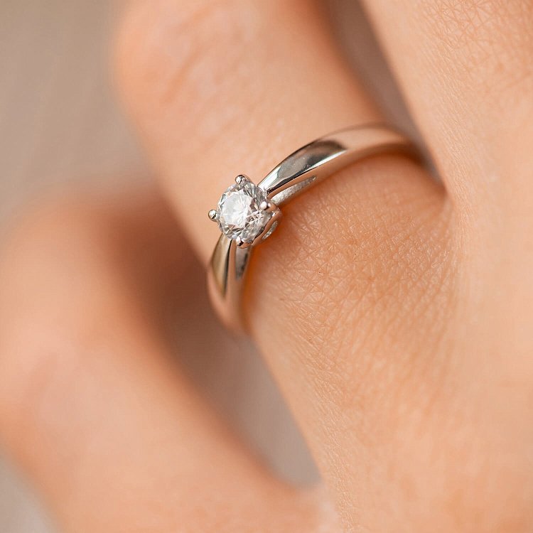 Заручальна золота каблучка "Серце" (фіаніт) к08154 від ювелірного магазину Онікс - 1