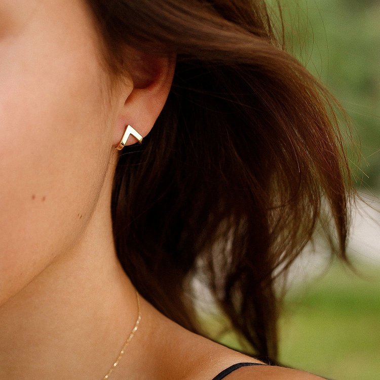 Сережки - пусети "Акцент" в жовтому золоті с07572 від ювелірного магазину Онікс