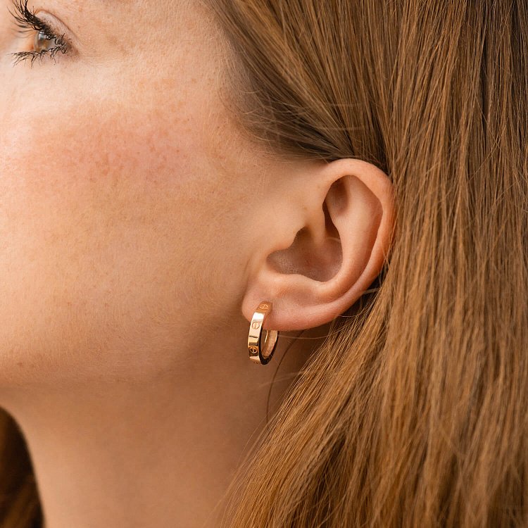 Серьги - кольца "Love" в красном золоте с09106 от ювелирного магазина Оникс - 1