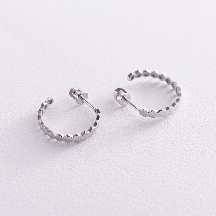 Сережки - пусети "Грані" в білому золоті с07273 від ювелірного магазину Онікс - 1