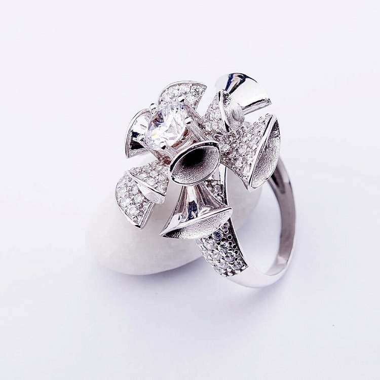 Золотое кольцо "Цветочек" с фианитами к04218 от ювелирного магазина Оникс