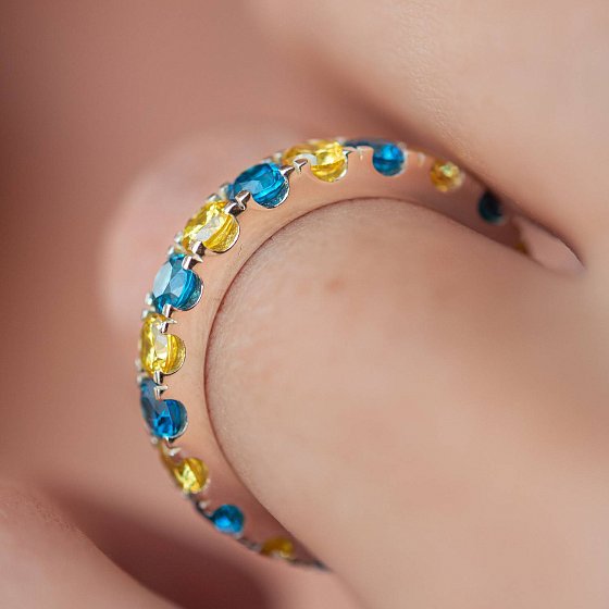 Серебряное кольцо с дорожкой голубых и желтых камней 112664 №4