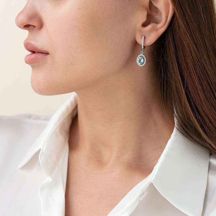 Серебряные серьги с голубыми топазами и фианитами 121361 от ювелирного магазина Оникс - 1