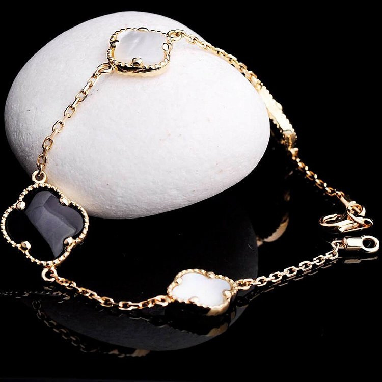 Золотий браслет "Конюшина" з оніксом і перламутром б01663 від ювелірного магазину Онікс