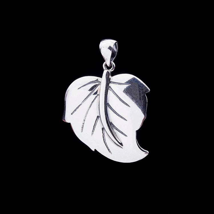 Серебряная подвеска-листочек 13932 Серебряная подвеска-листочек 13932 от ювелирного магазина Оникс